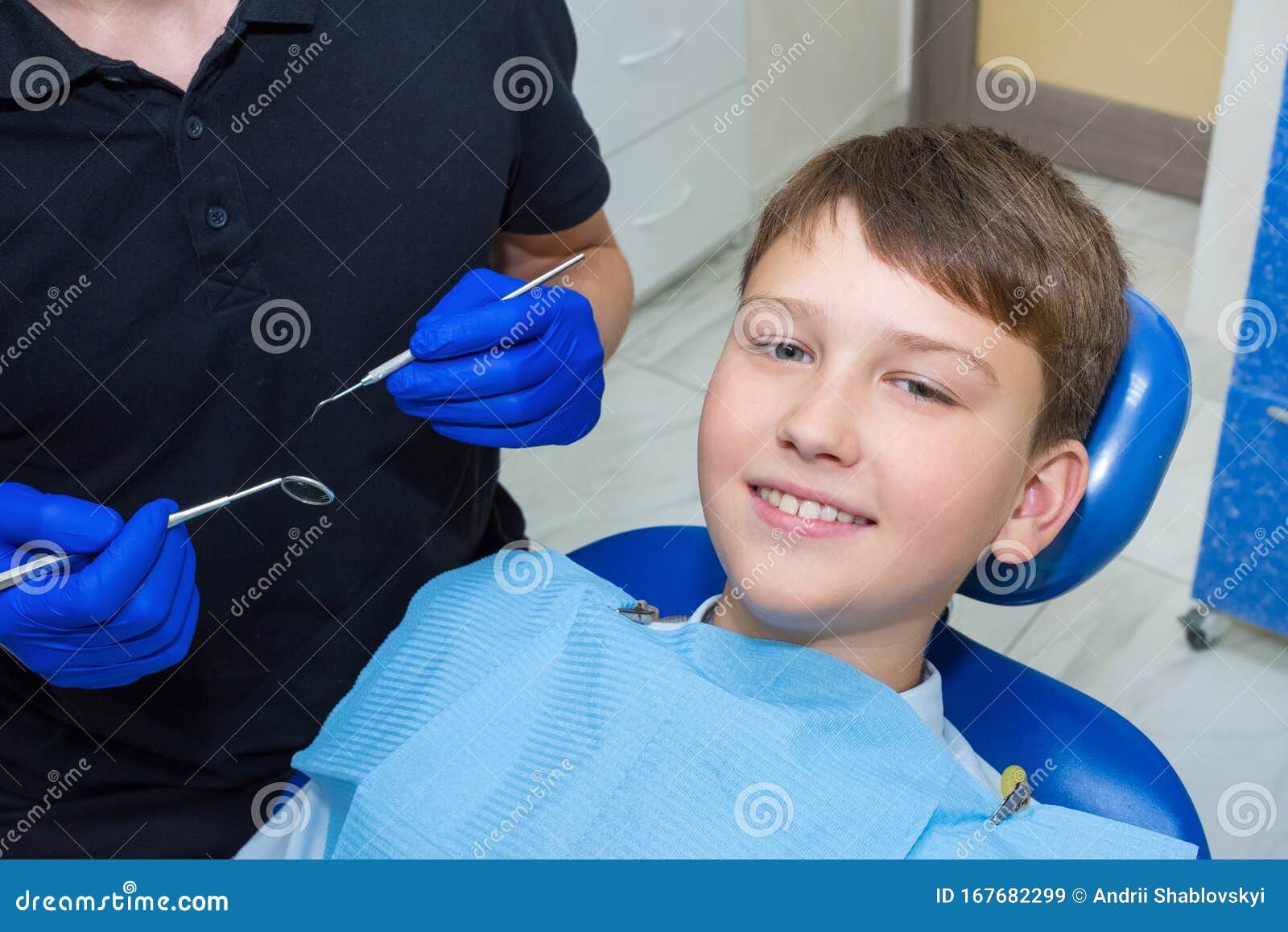 a child at the dentistÃ¢â¬â¢s consultation